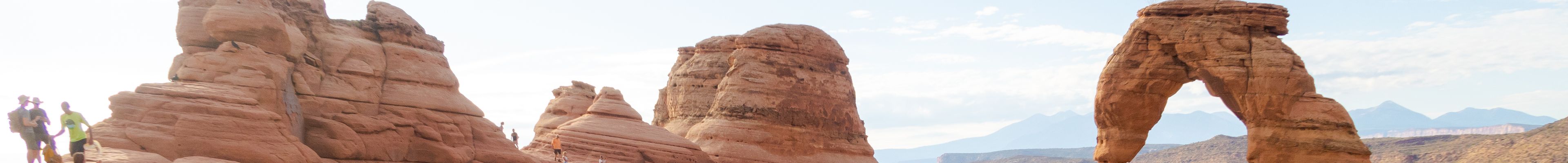 visitors sightseeing at Arches National Park on a 3-day tour