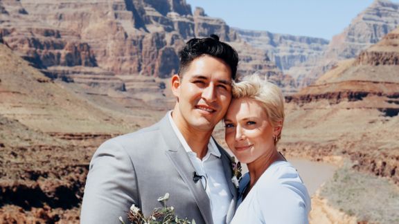 Bride and groom posing for pictures at Grand Canyon West. 