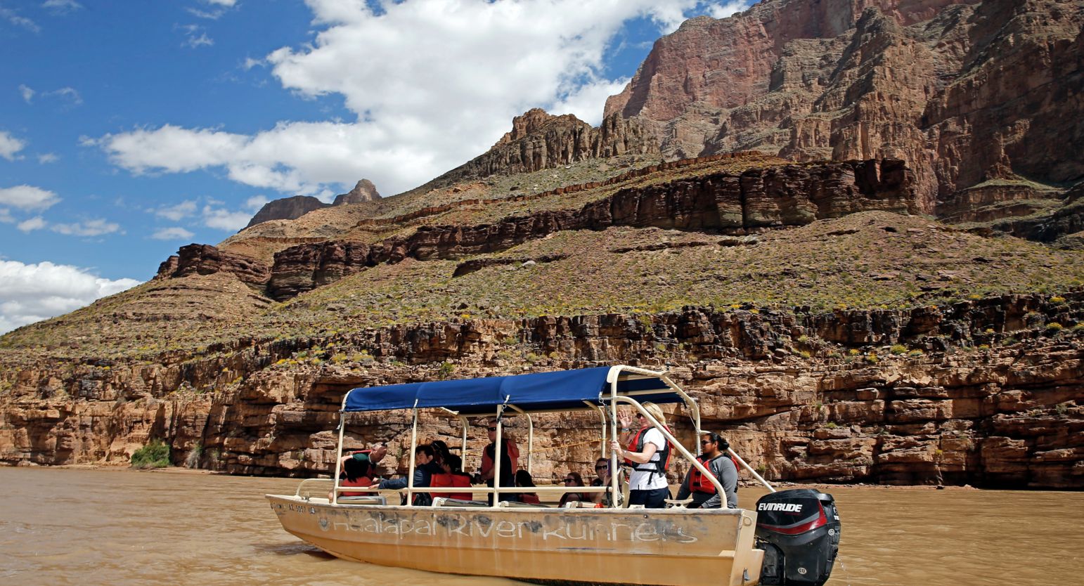 一名领航员在 Over the Edge 的 Grand Canyon 西缘进行短途巡航,带领客人乘船沿着雄伟的科罗拉多州上行 - 直升机和游船之旅