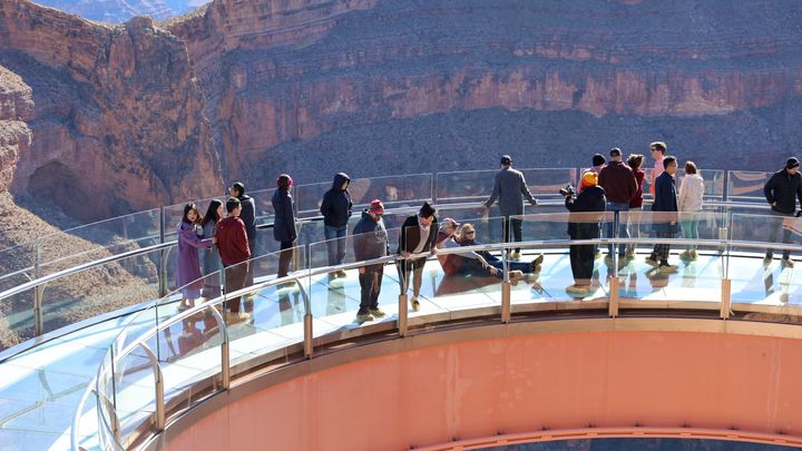 RS13505_IMG_8563EDIT-close-up-of-people-walking-on-skywalk-views-of-eagle-point-grand-canyon-west-rim