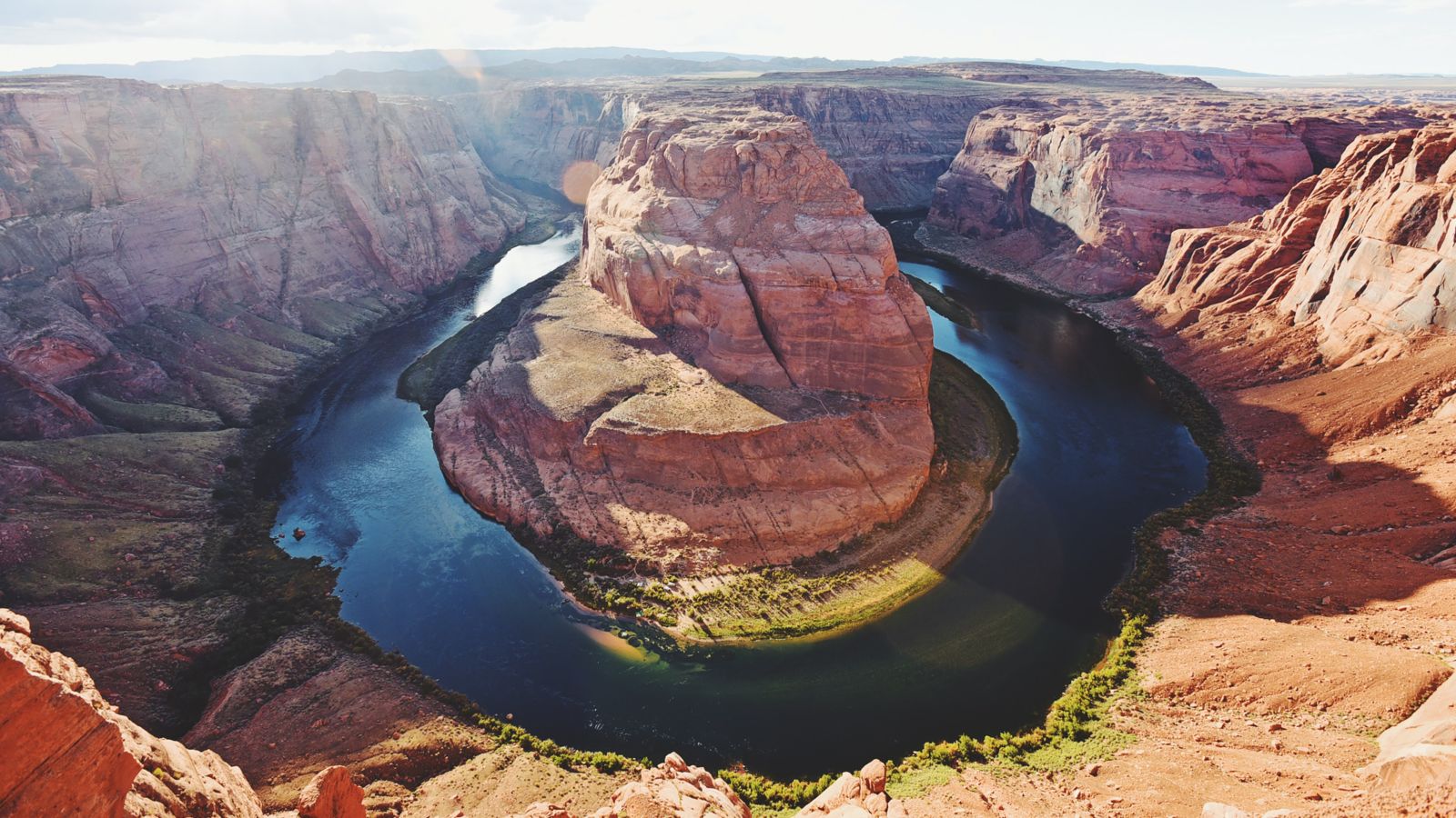 a stunning image of Horseshoe Bend seen on a sunny day