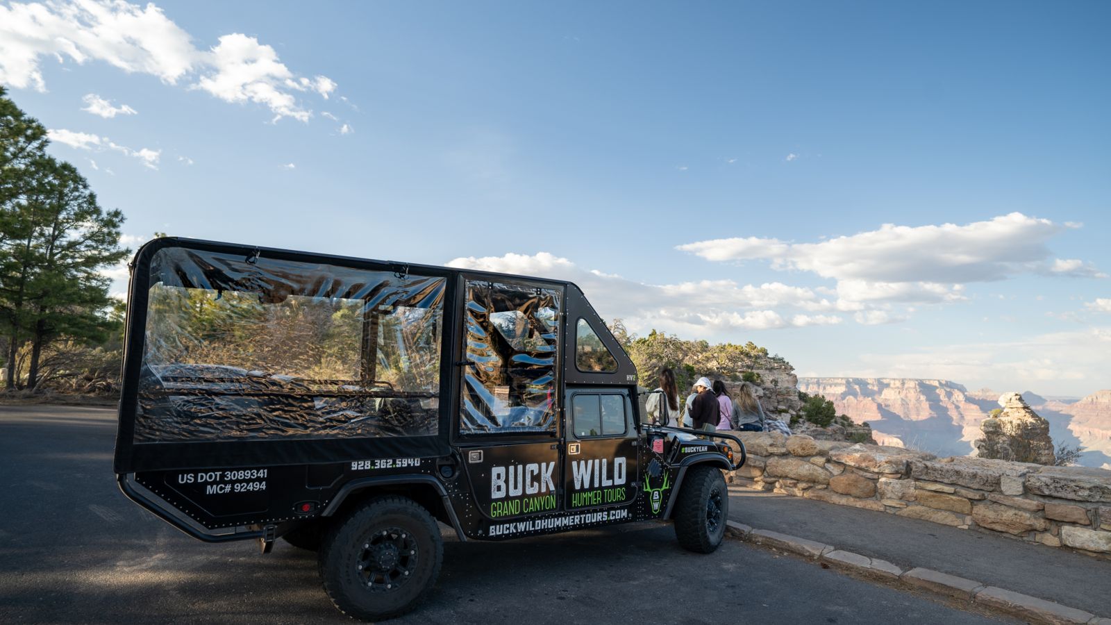 Hummer parked at the Duck on a Rock viewpoint at the Grand Canyon