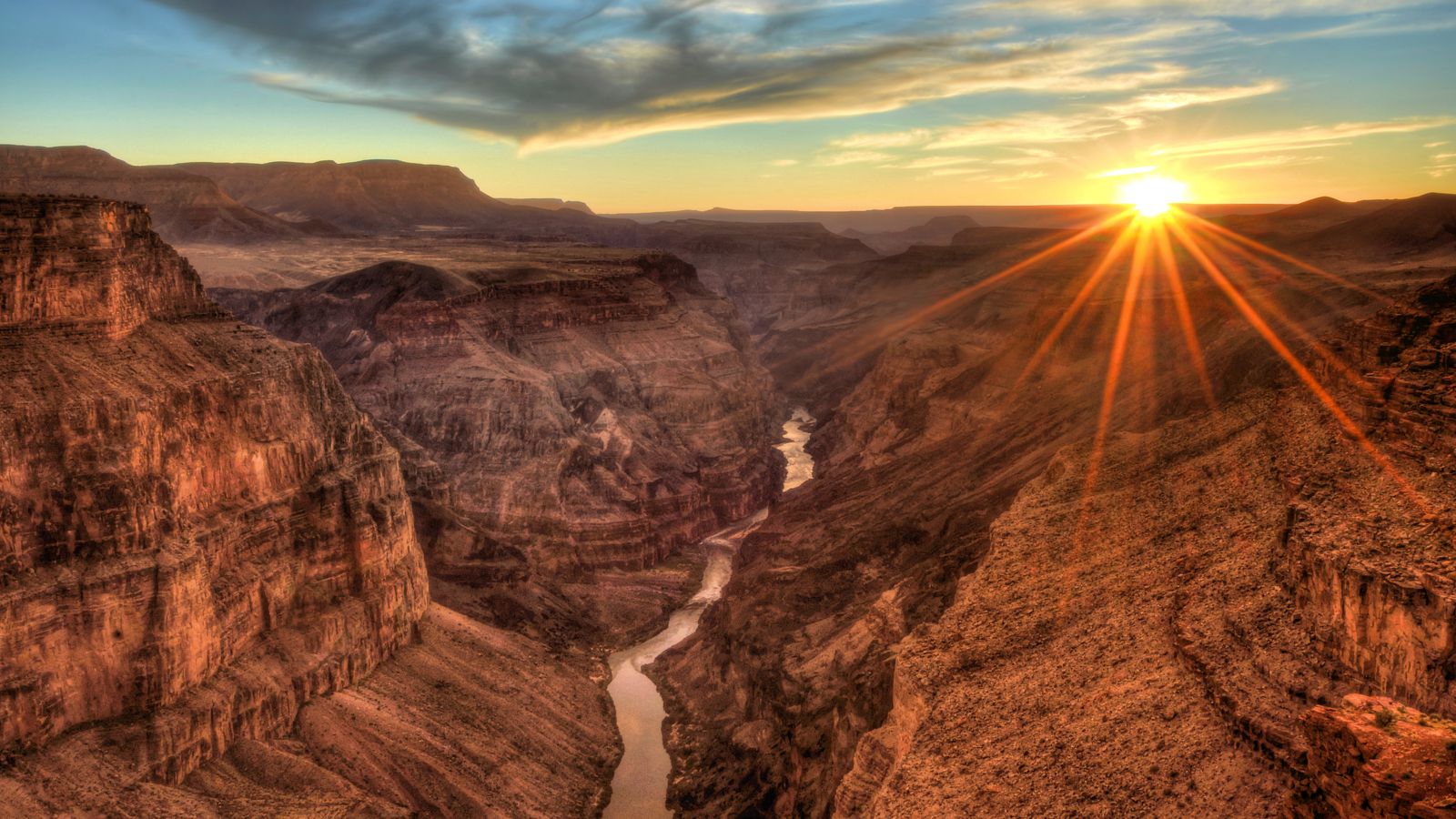 A beautiful Grand Canyon South Rim lookout point
