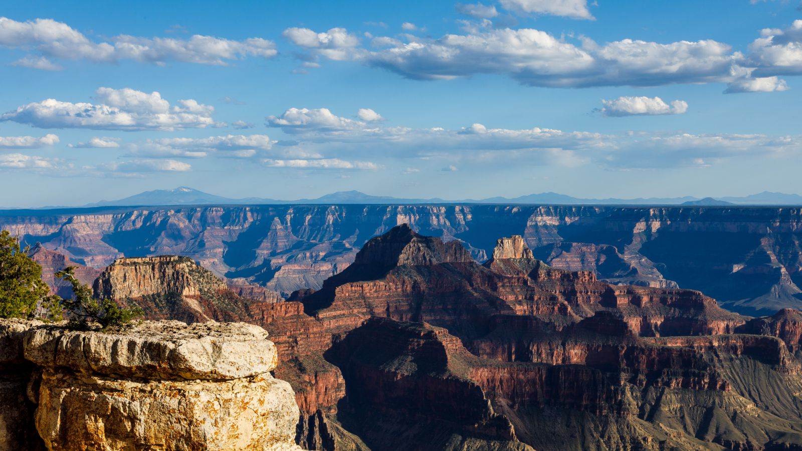 Early morning shot of the prime area of Grand Canyon National Park, Arizona looking south