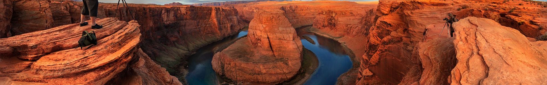 A man standing at the edge of Horseshoe Bend Arizona